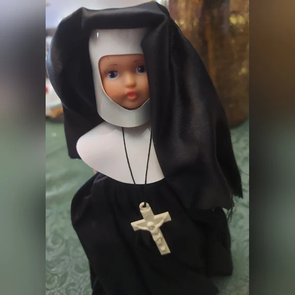 Vintage Genuine Nun Doll 9" with music box Box. Tune is Ave Maria. - Picture 3 of 6
